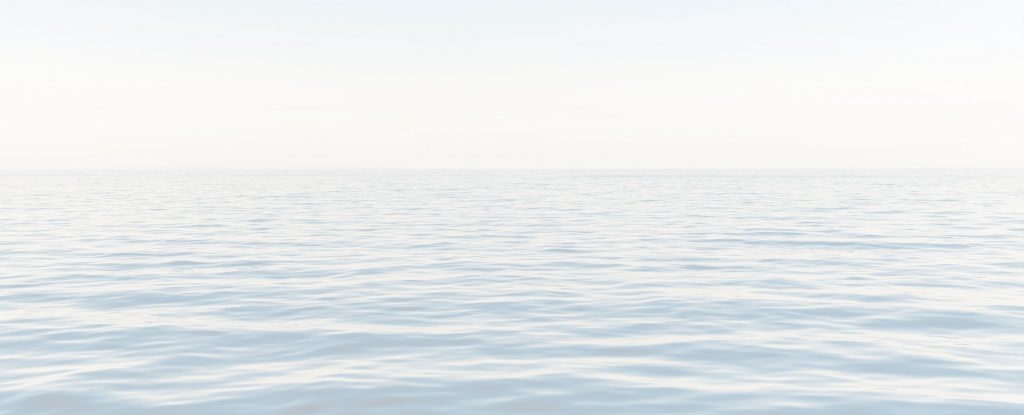 Rustige zee en een open horizon